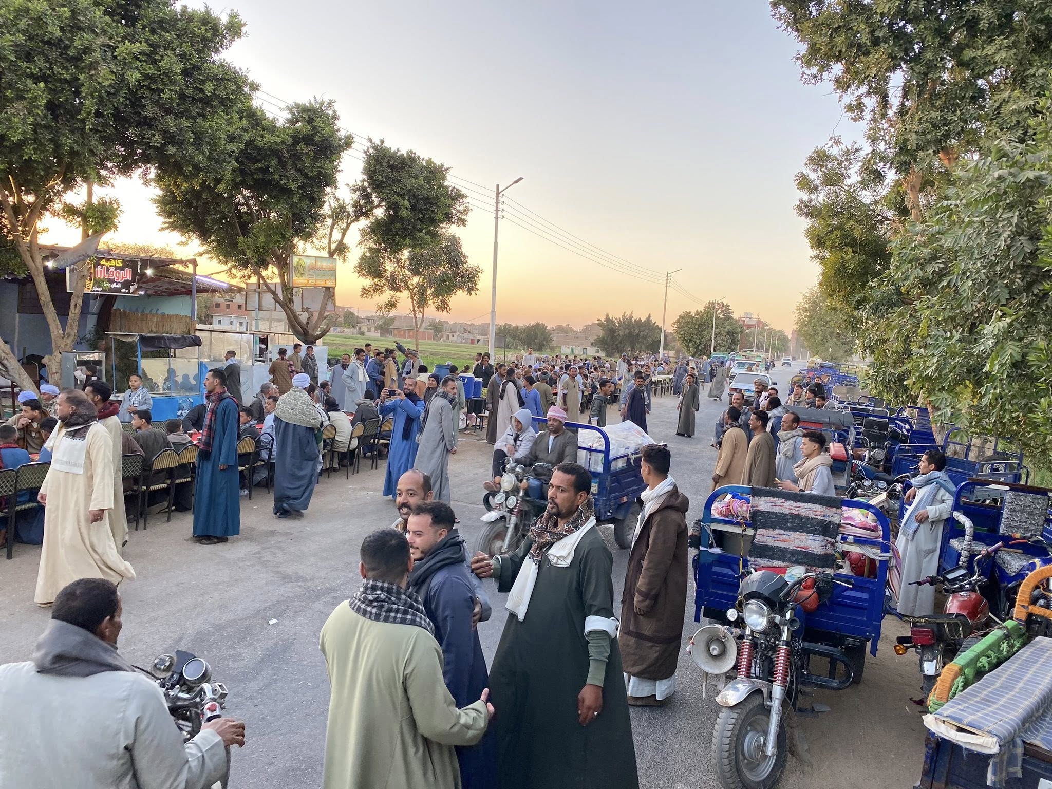 فرحة أبناء القرية خلال عمل مائدة الإفطار يومياً على الطريق الزراعى فرحة أبناء القرية خلال عمل مائدة الإفطار يومياً على الطريق الزراعى