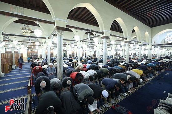 الجامع الأزهر يستقبل المصلين لأداء العشاء والتراويح الجامع الأزهر يستقبل المصلين لأداء العشاء والتراويح