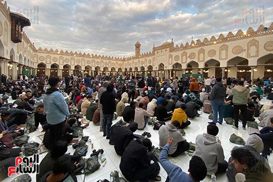آلاف الصائمين فى حفل الإفطار آلاف الصائمين فى حفل الإفطار