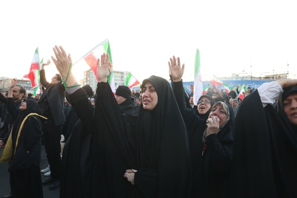 تجمع المشيعون في ميدان انقلاب في طهران عقب وفاة المرشد الأعلى الإيراني آية الله علي خامنئي (5)