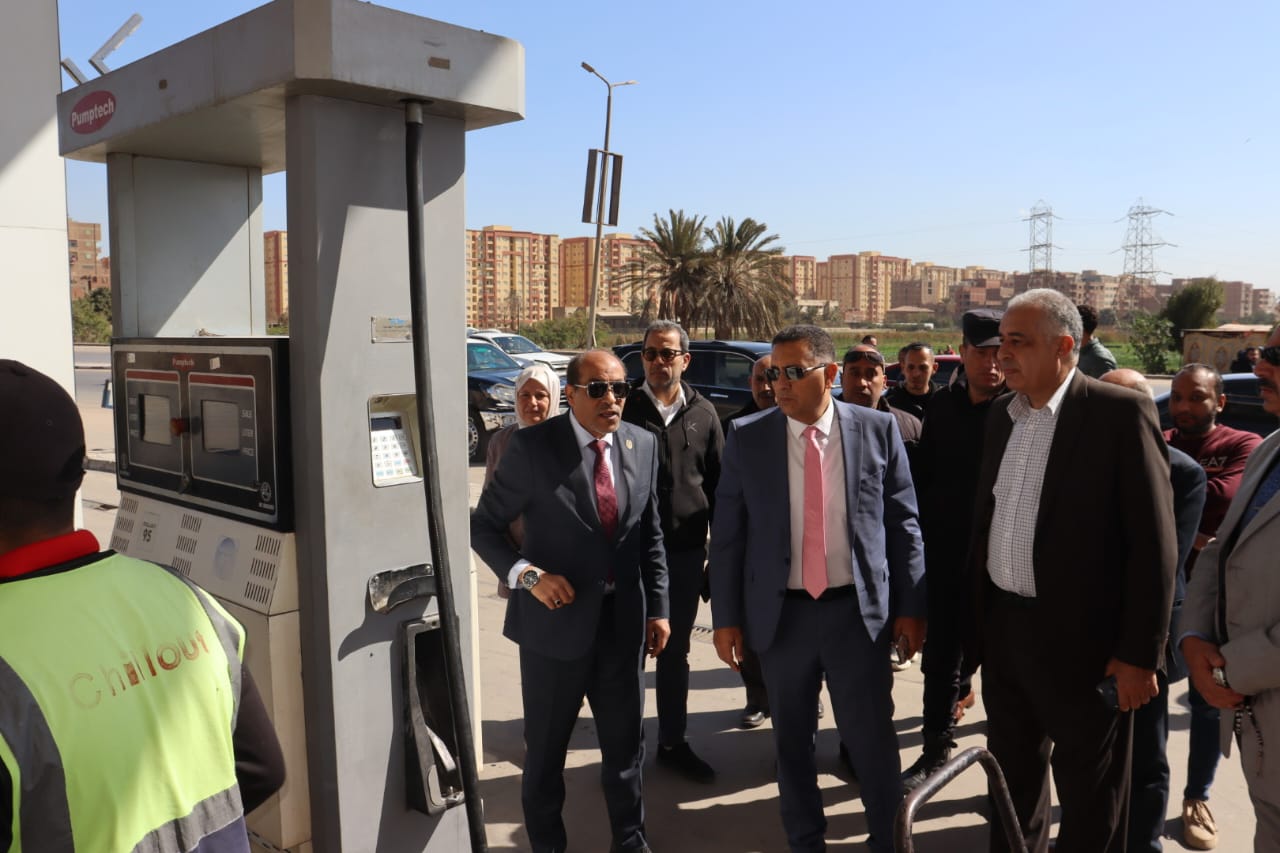 المحافظ يتابع محطات الوقود