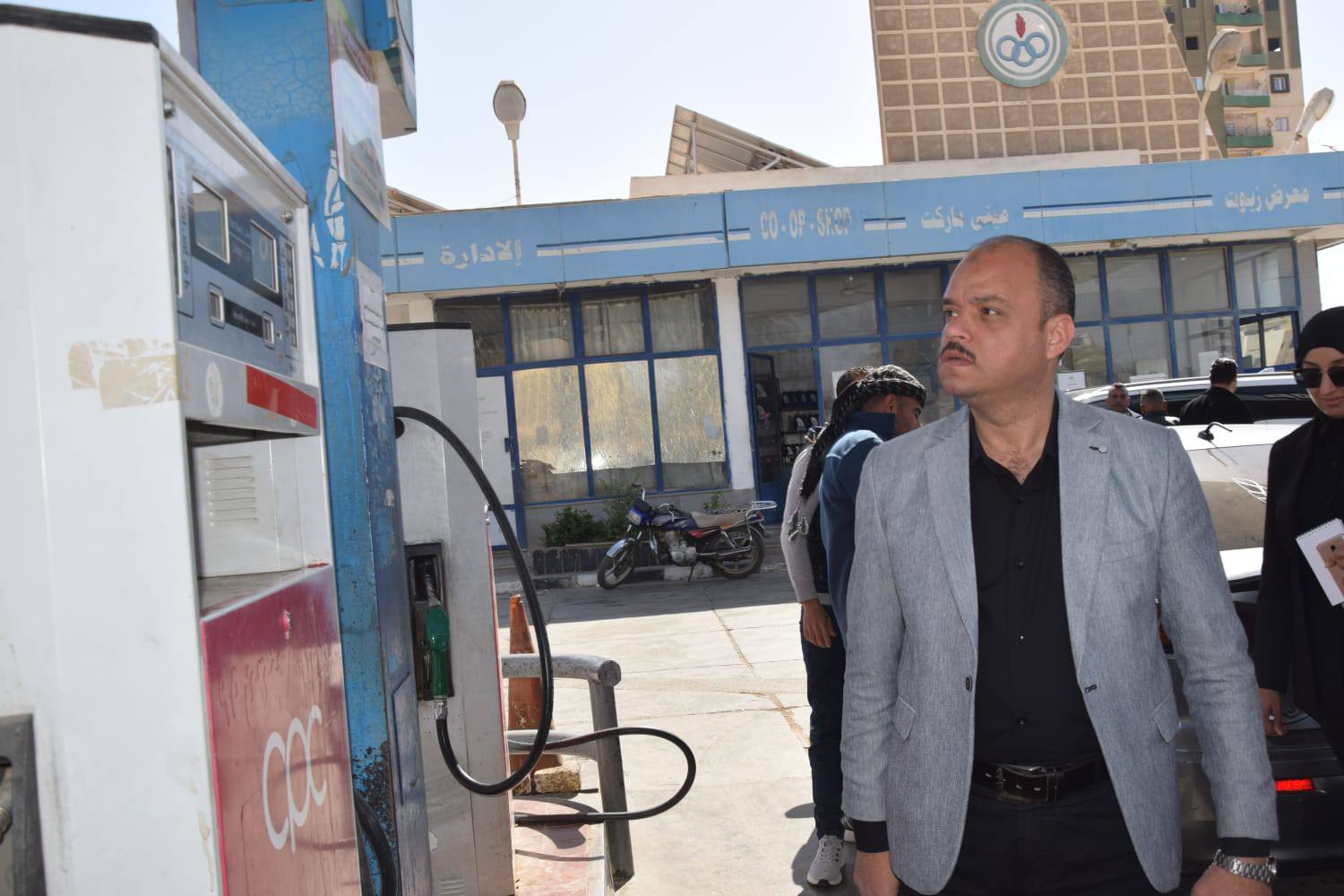 جولة نائب المحافظ بمحطاتا الوقود