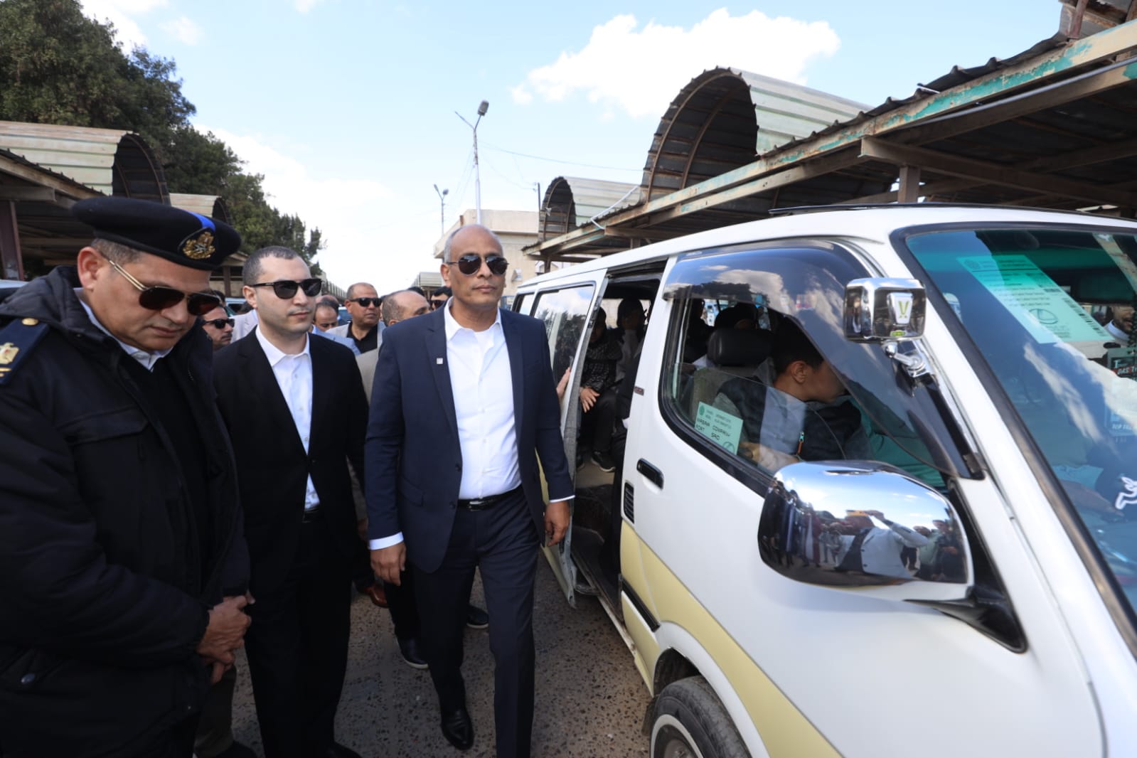 جانب من جولة المحافظ بالموقف