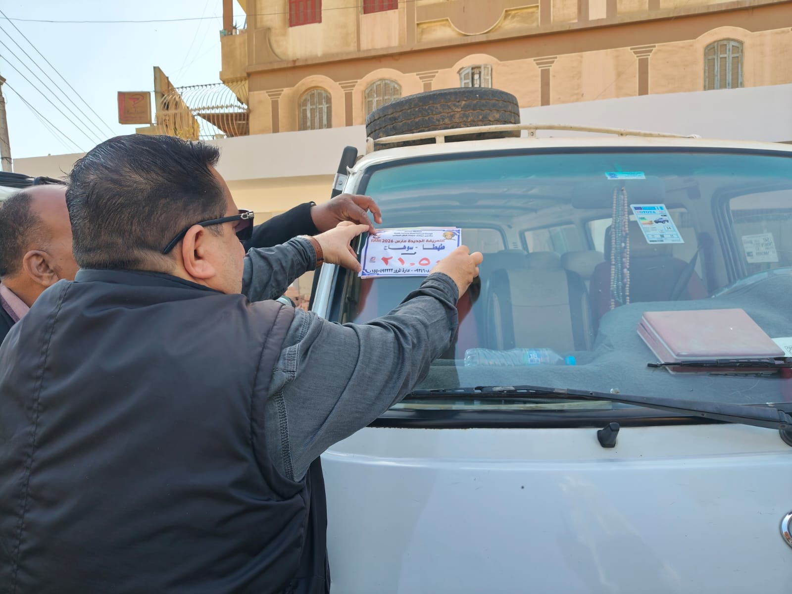 وضع التعريفة بمواقف طهطا