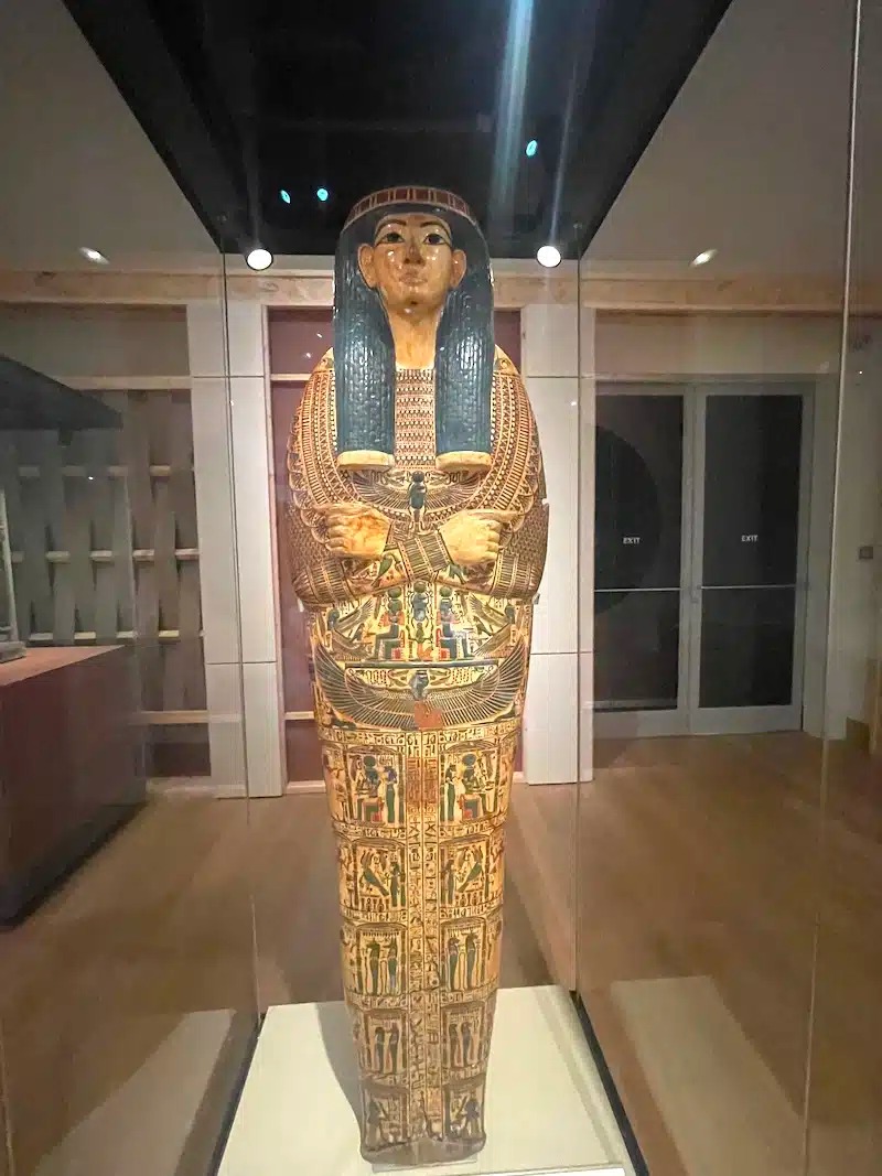 أحد تماثيل المعرض