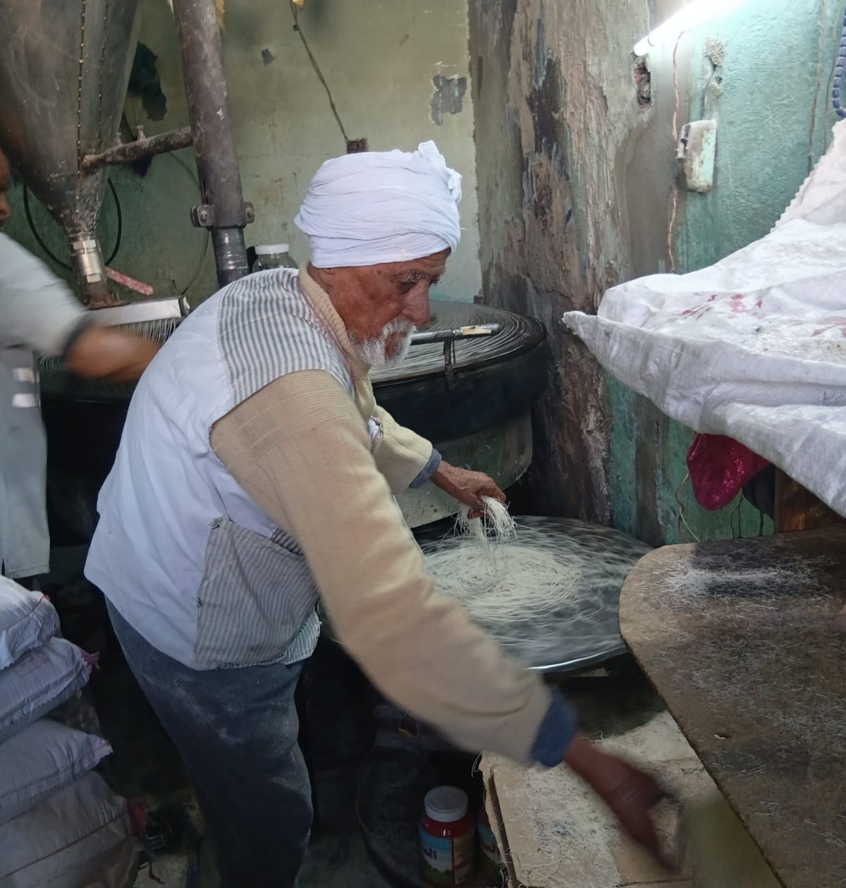 العم ربيع خلال العمل 