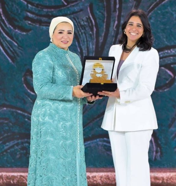 السيدة انتصار السيسى وسارة عزيز