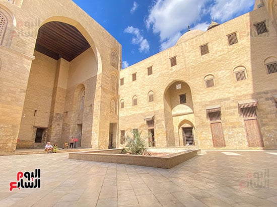 ومدرسة للتعليم، وقبة للدفن