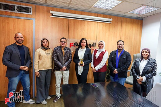 الزملاء مع الإعلامية أمل الحناوي