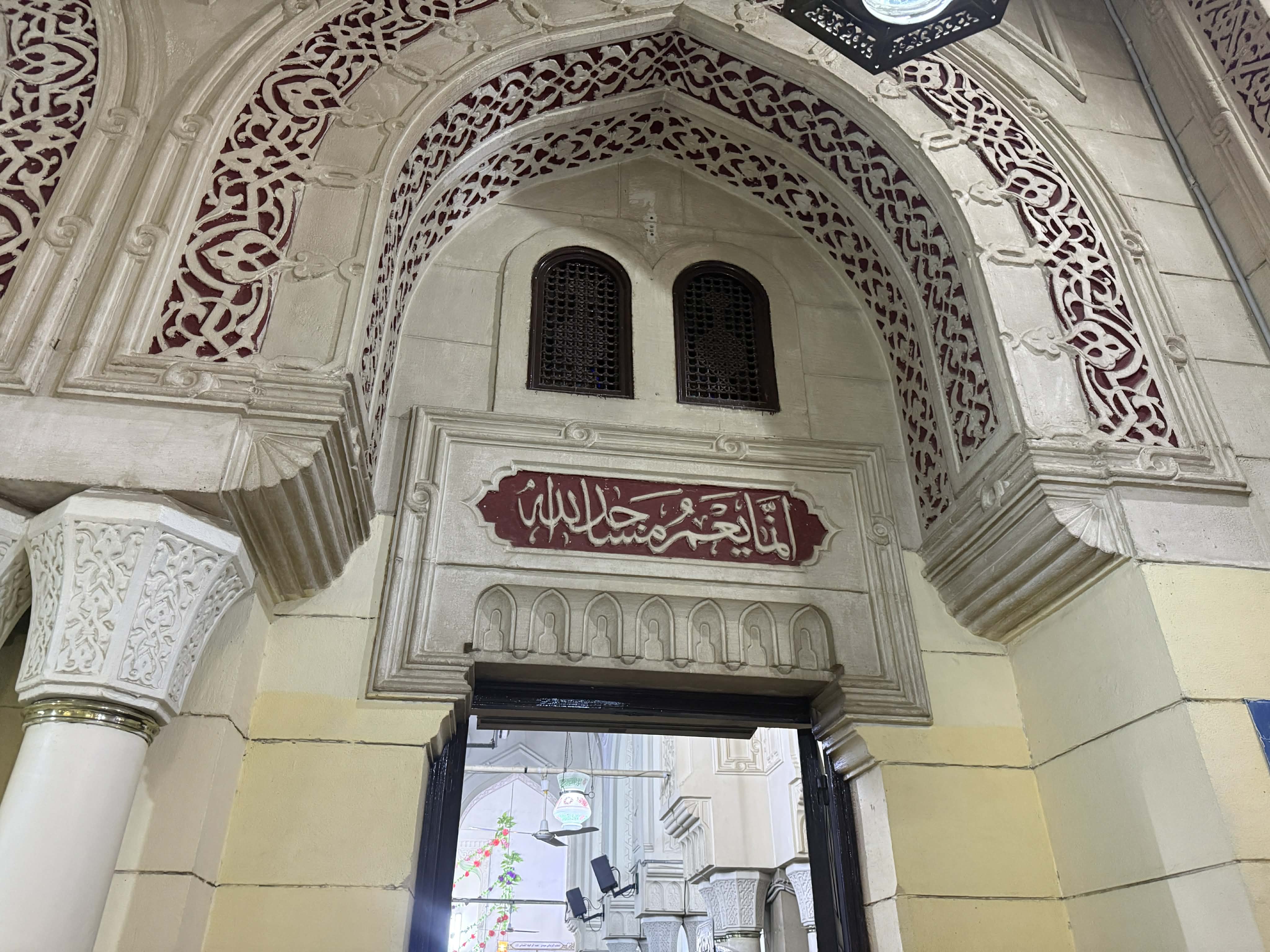 _مدخل المسجد أمام المقام-