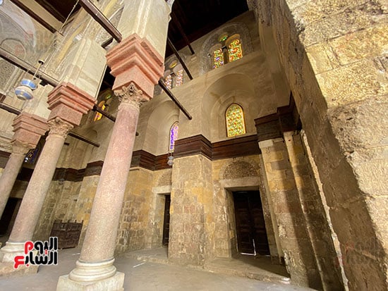 أعمدة المسجد من الداخل