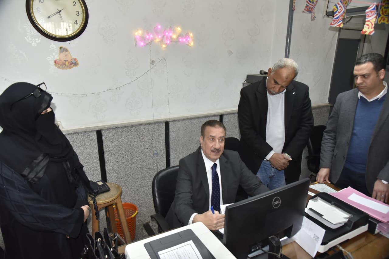 المحافظ خلال جولته بالضواحي