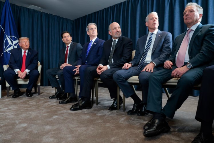 ترامب ومستشاريه بالحذاء