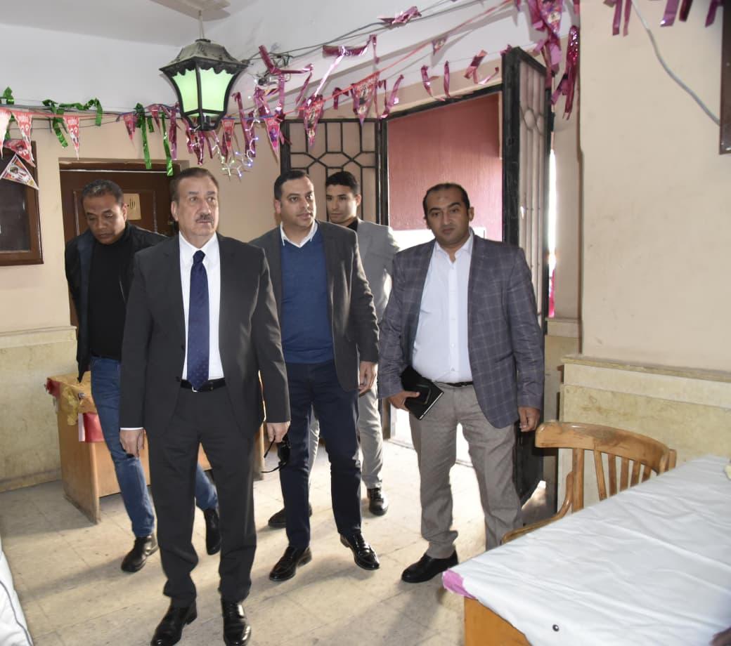 جانب من الجولة للمحافظ بالضواحي