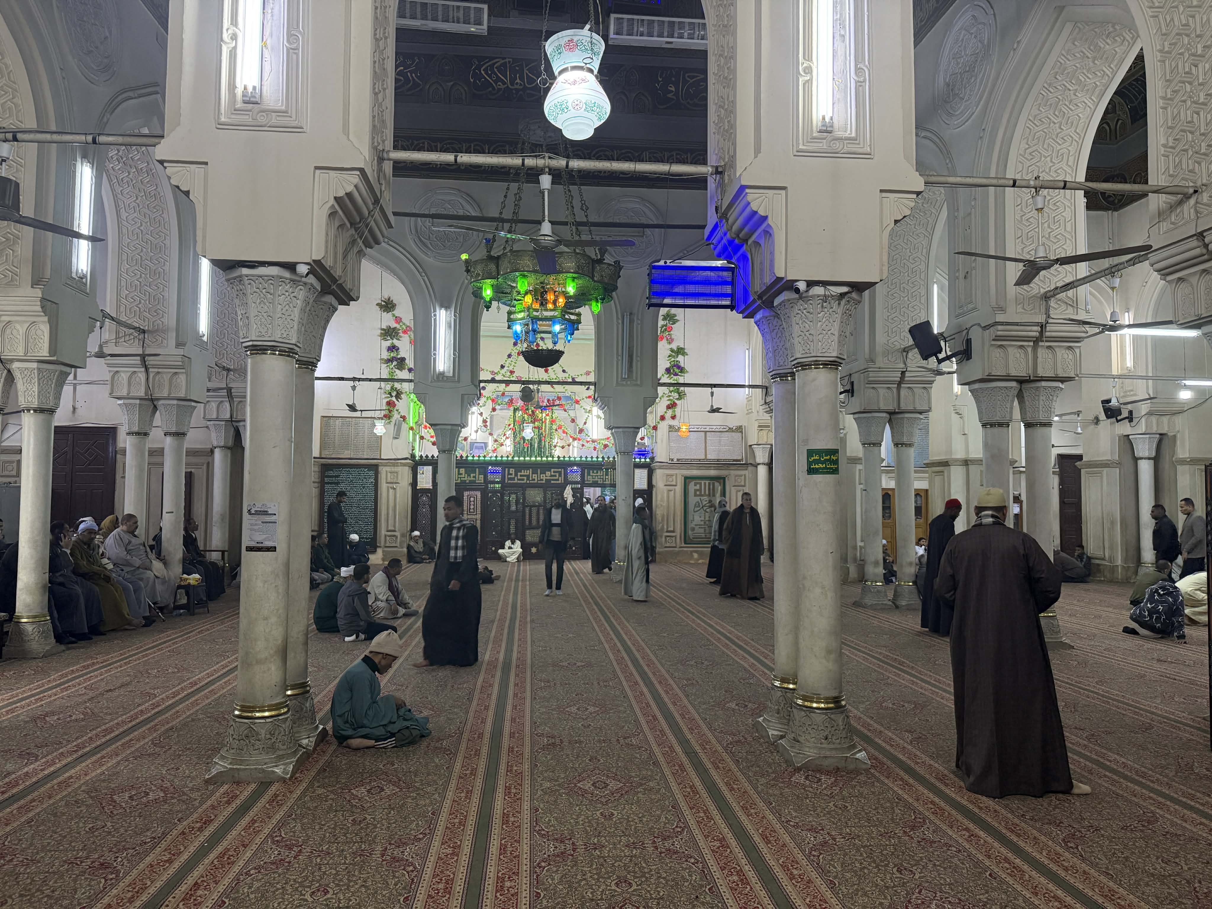 _المسجد من الداخل 