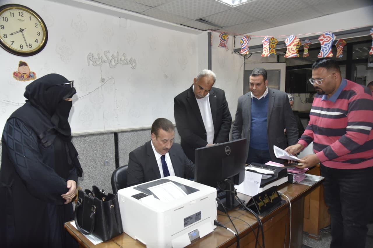 محافظ بورسعيد يفحص الاوراق