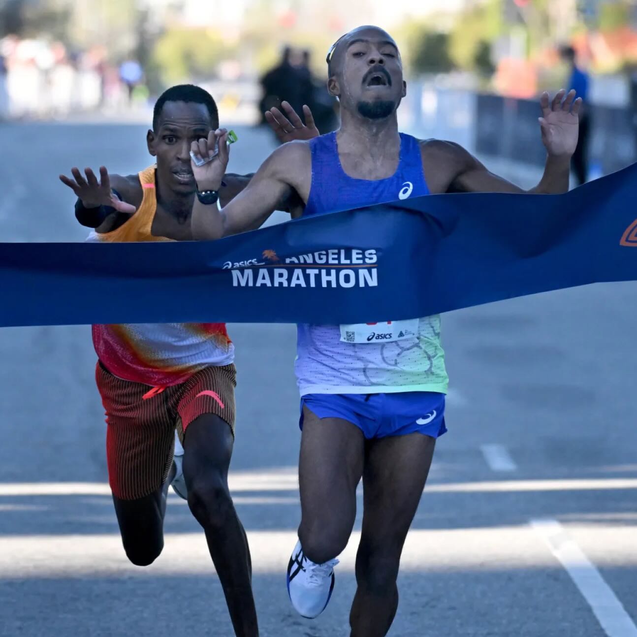 لحظة فوز العداء بالمارثون