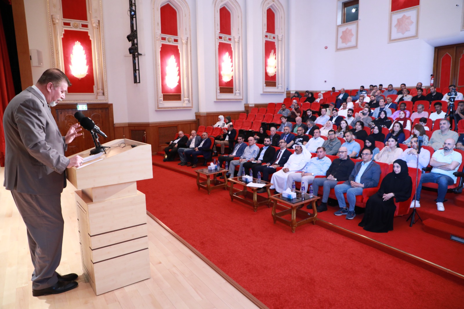 خلال الأمسية الشعرية