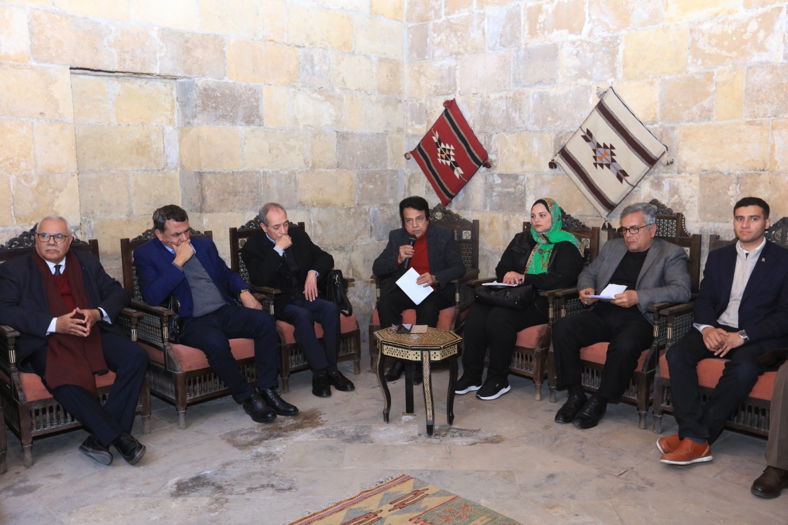 المتحدثون بالندوة