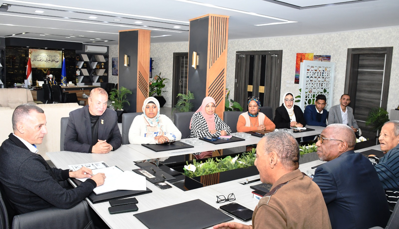 المحافظ يتحدث للصحفيين المحافظ يتحدث للصحفيين