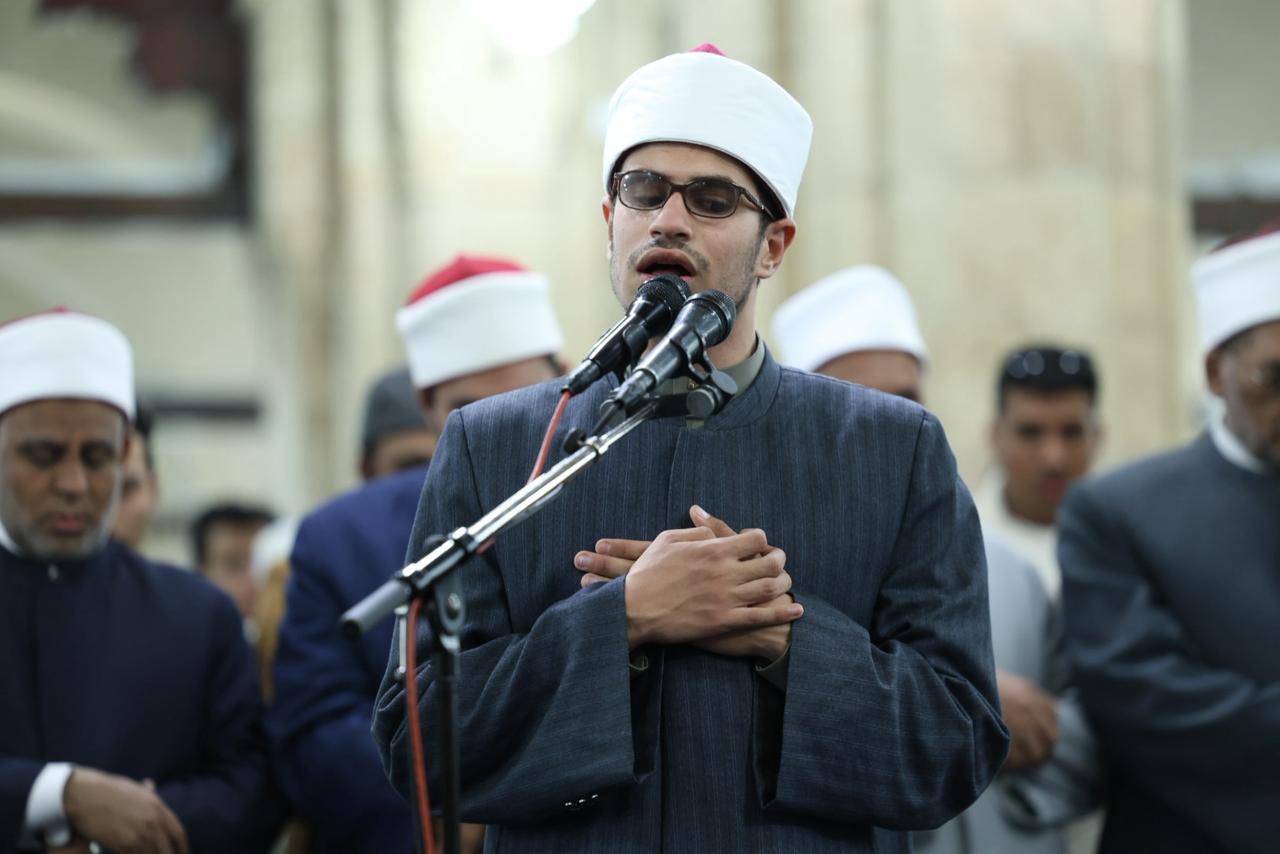 جانب من إمامة الكفيف عبد الله عمار