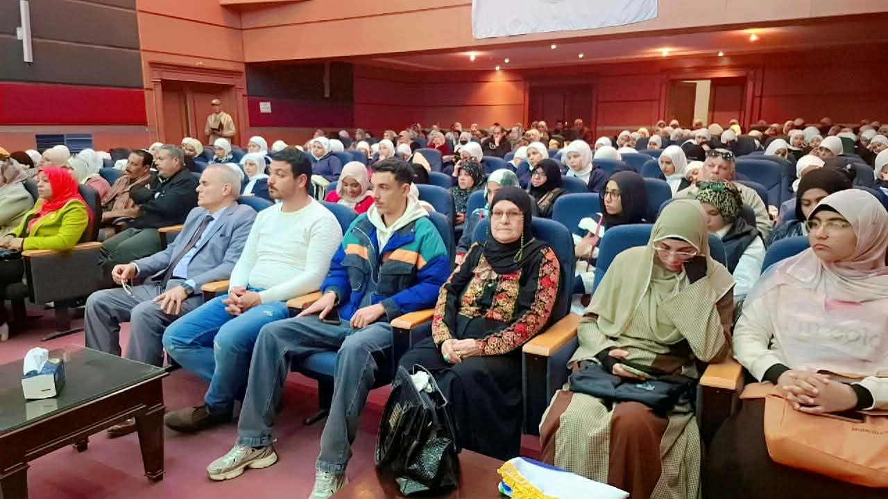 الحضور في الندوة