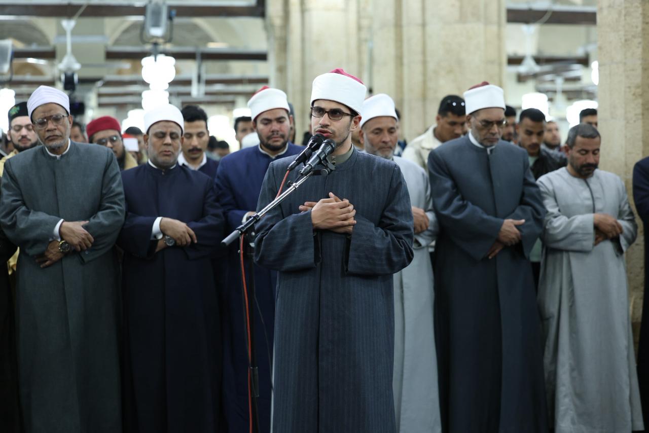 الكفيف عبد الله عمار يؤم المصلين