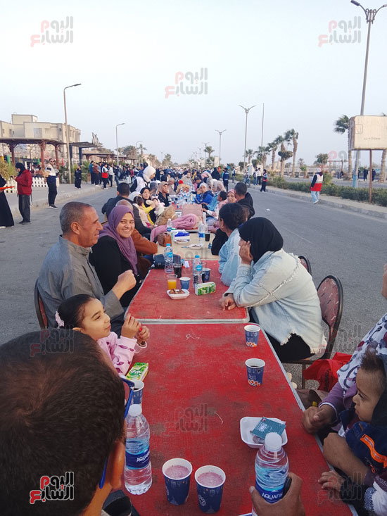 المواطنين-يشارك-الافطار-الجماعى