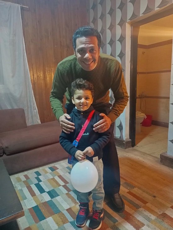 حمزة العيلى مع الطفل يوسف