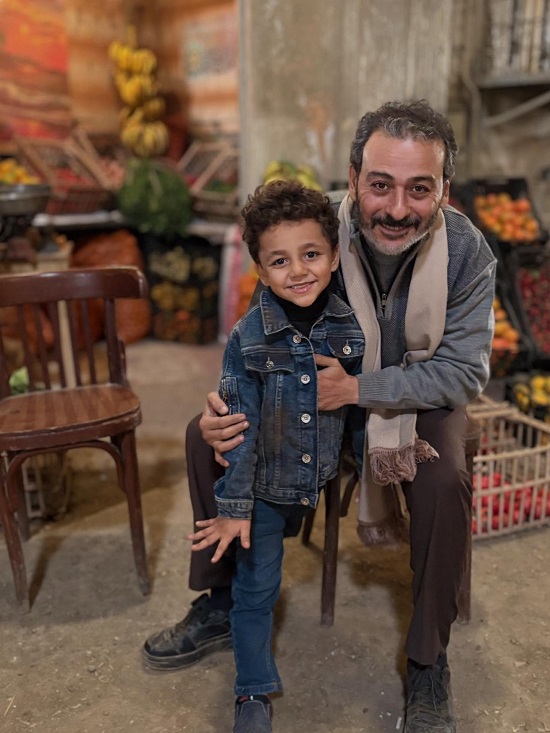 أحمد عزمى مع الطفل يوسف