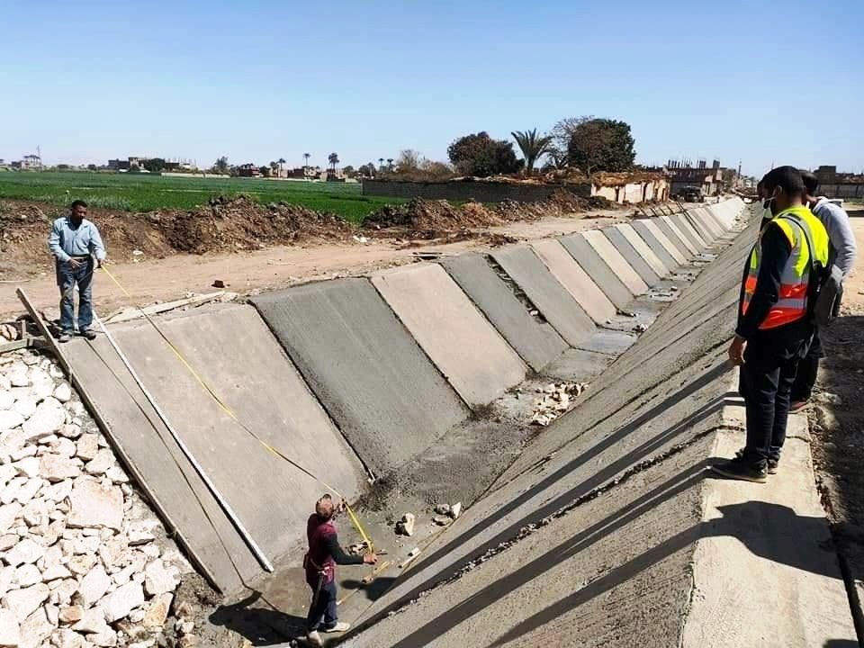 تبطين وتأهيل الترع بسوهاج (14)