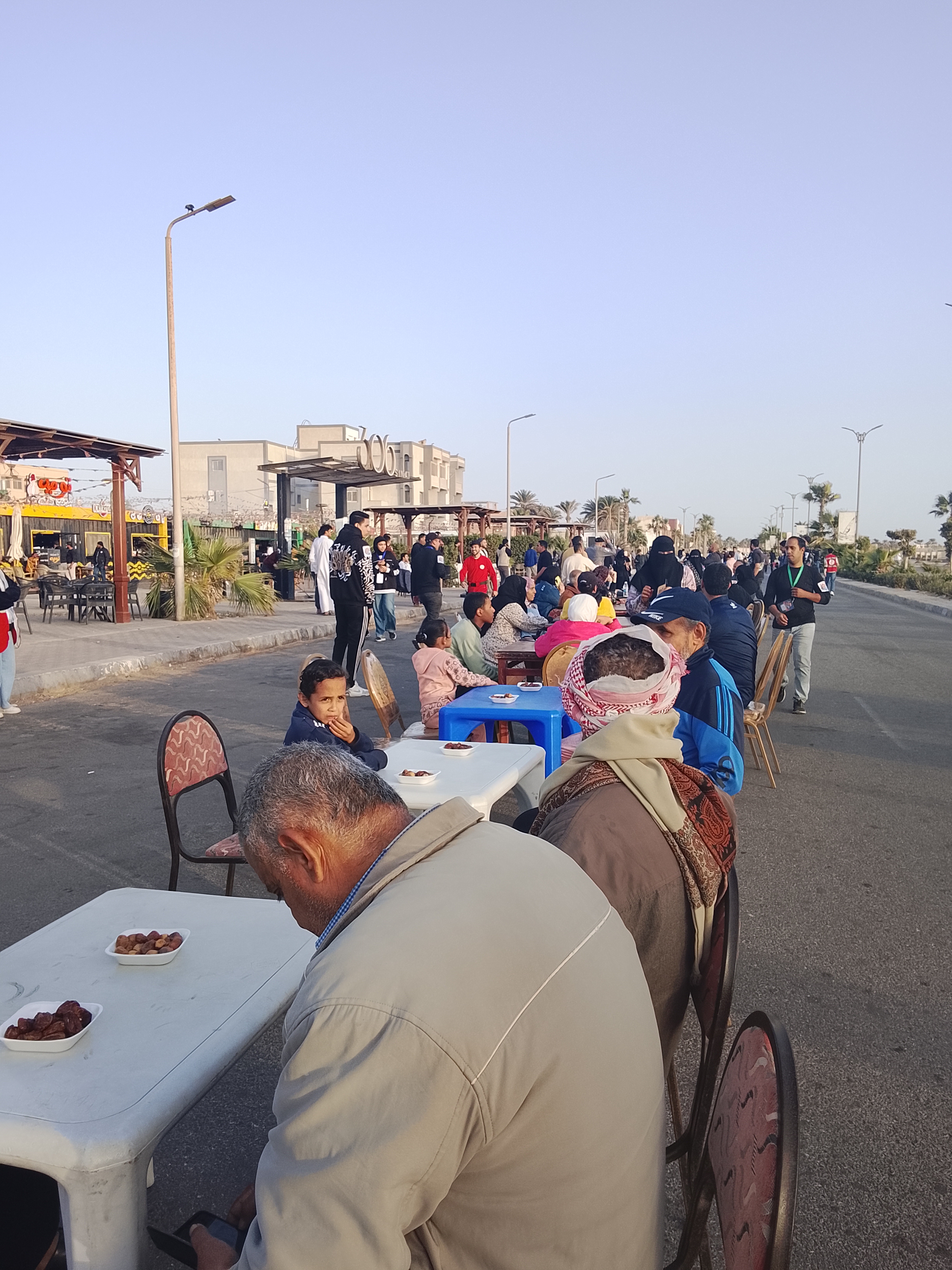 اقبال المواطنين على الإفطار الجماعي بطورسيناء