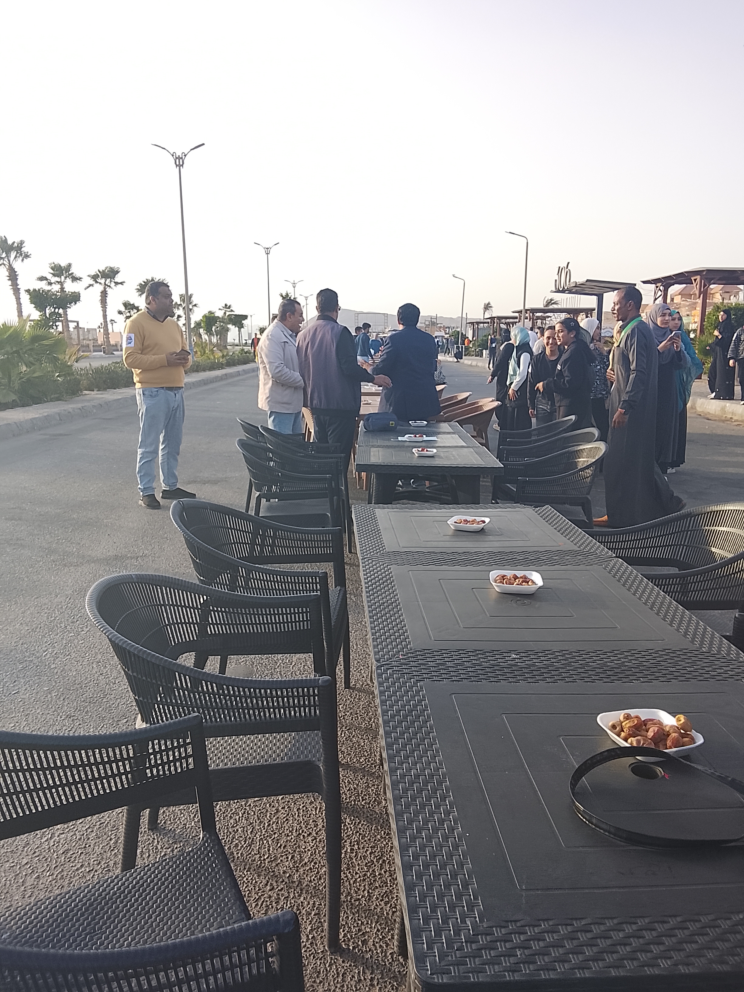 الشباب اثناء تجهيز الافطار