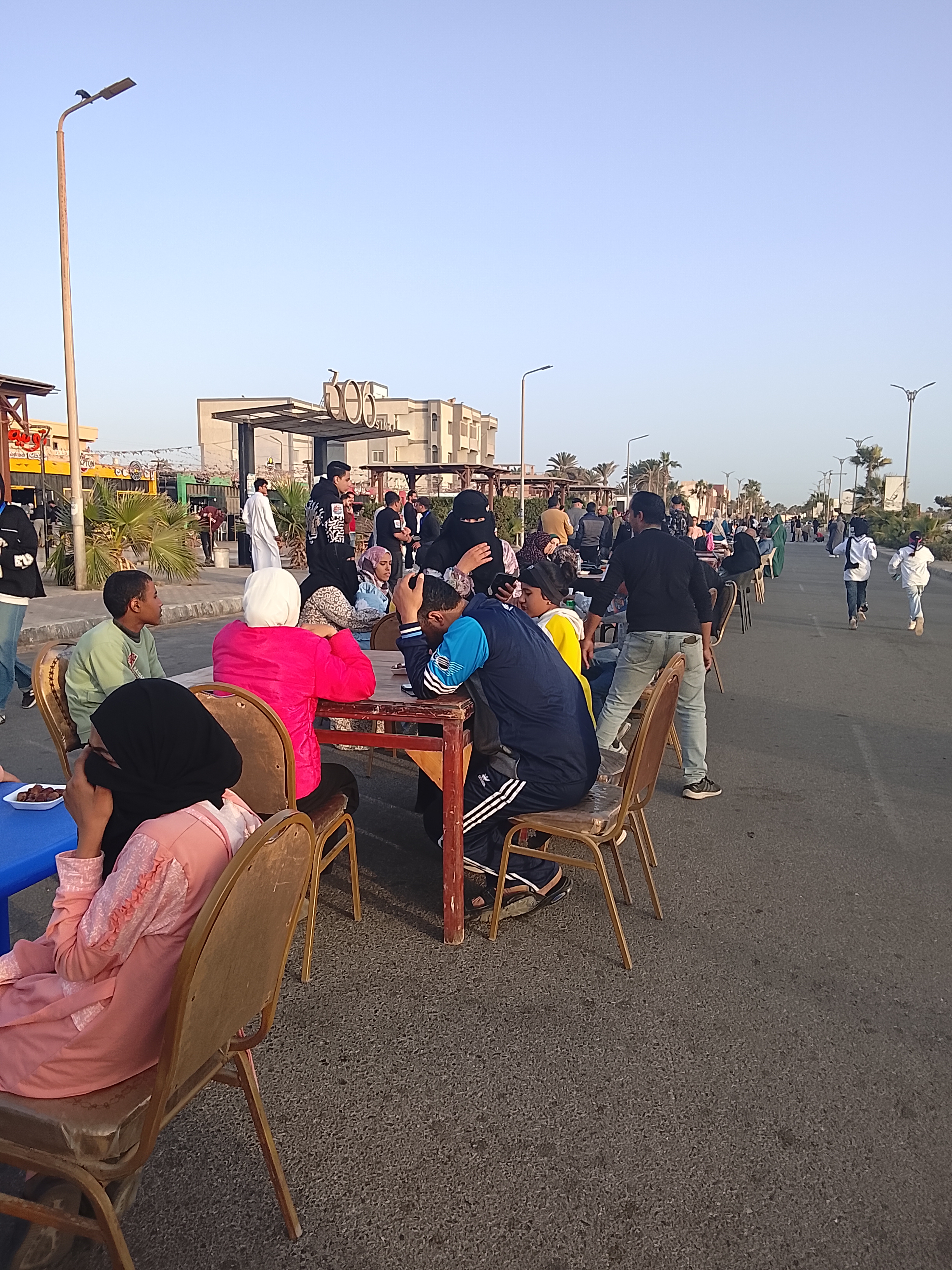 الشباب يجهز مائدة الإفطار