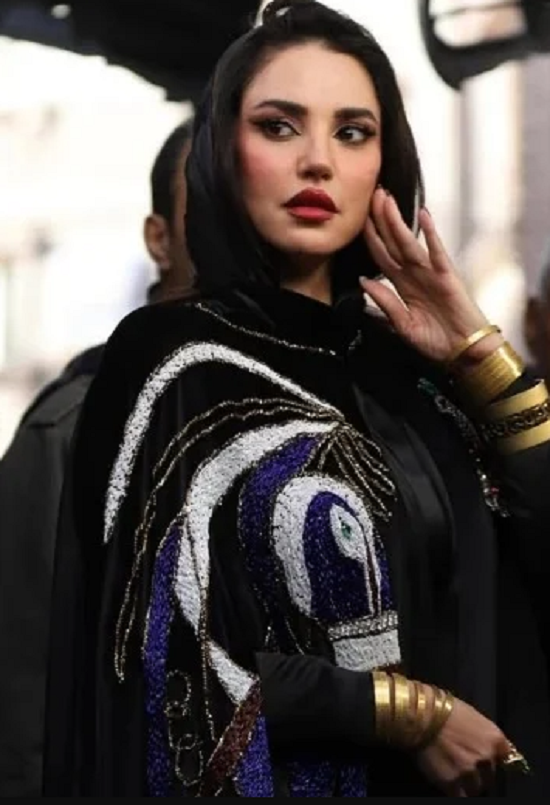 أحمر شفاه من اللون البرجندي