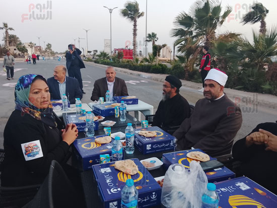 القيادات-يشاركون-في--الافطار-الجماعى