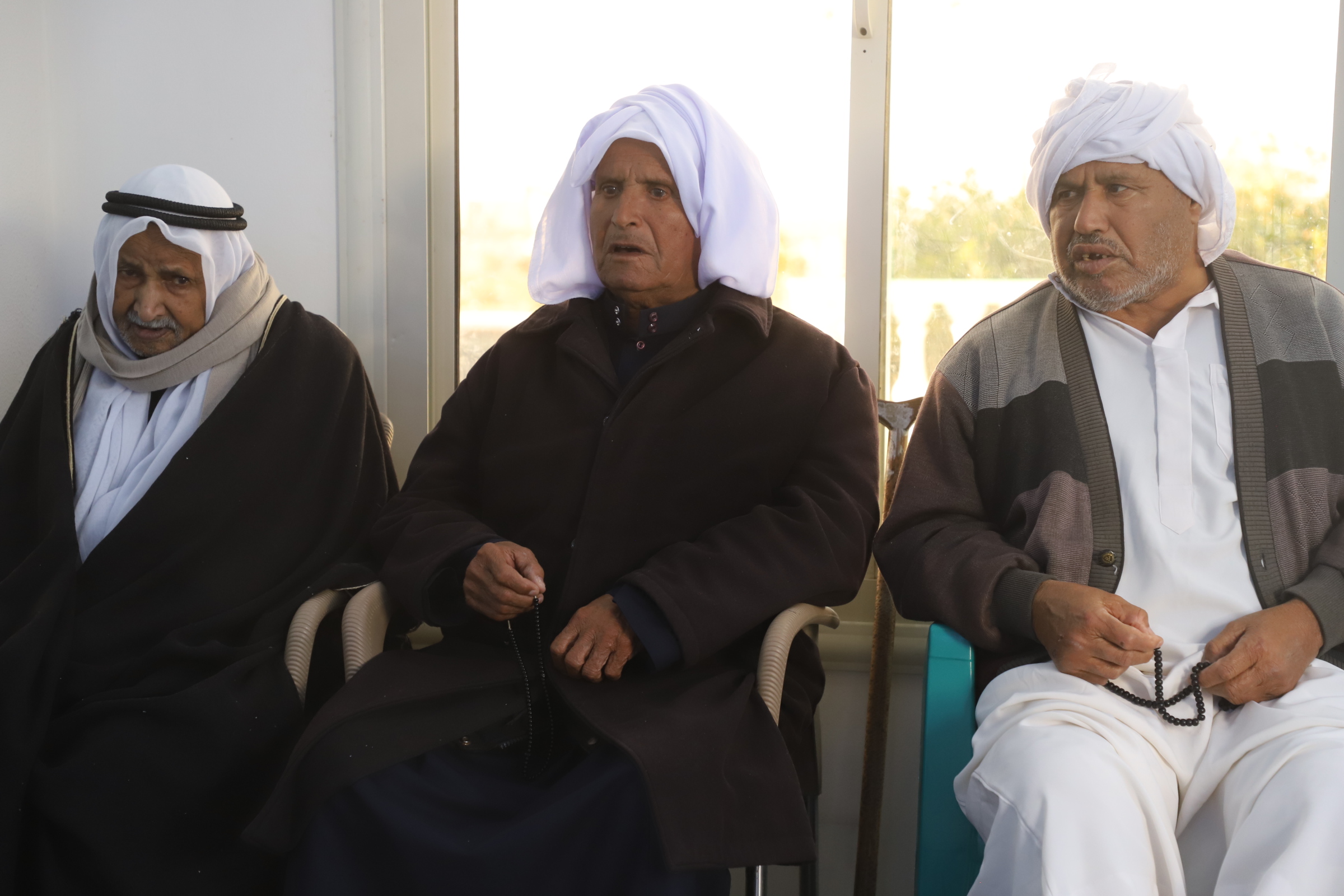 كبار السن حاضرون وبيدهم المسبحه 