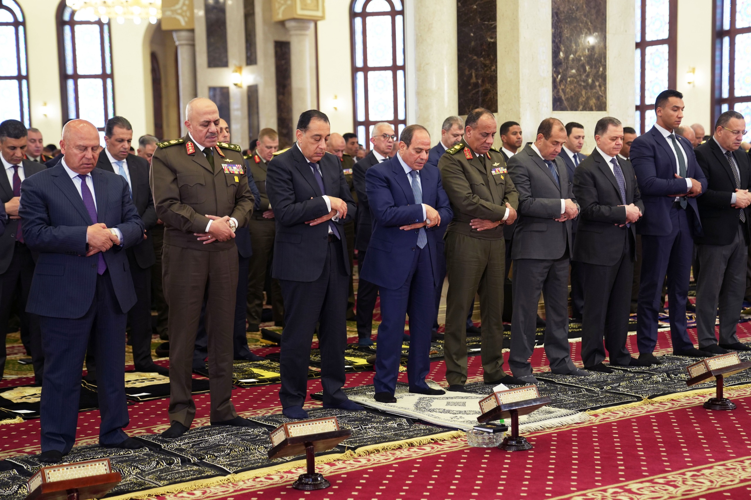 الرئيس السيسى يؤدى صلاة الجمعة بمسجد المشير (2)