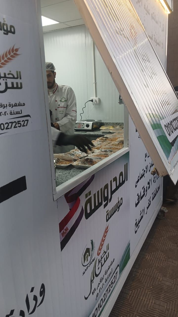 جانب من تجهيز الوجبات جانب من تجهيز الوجبات