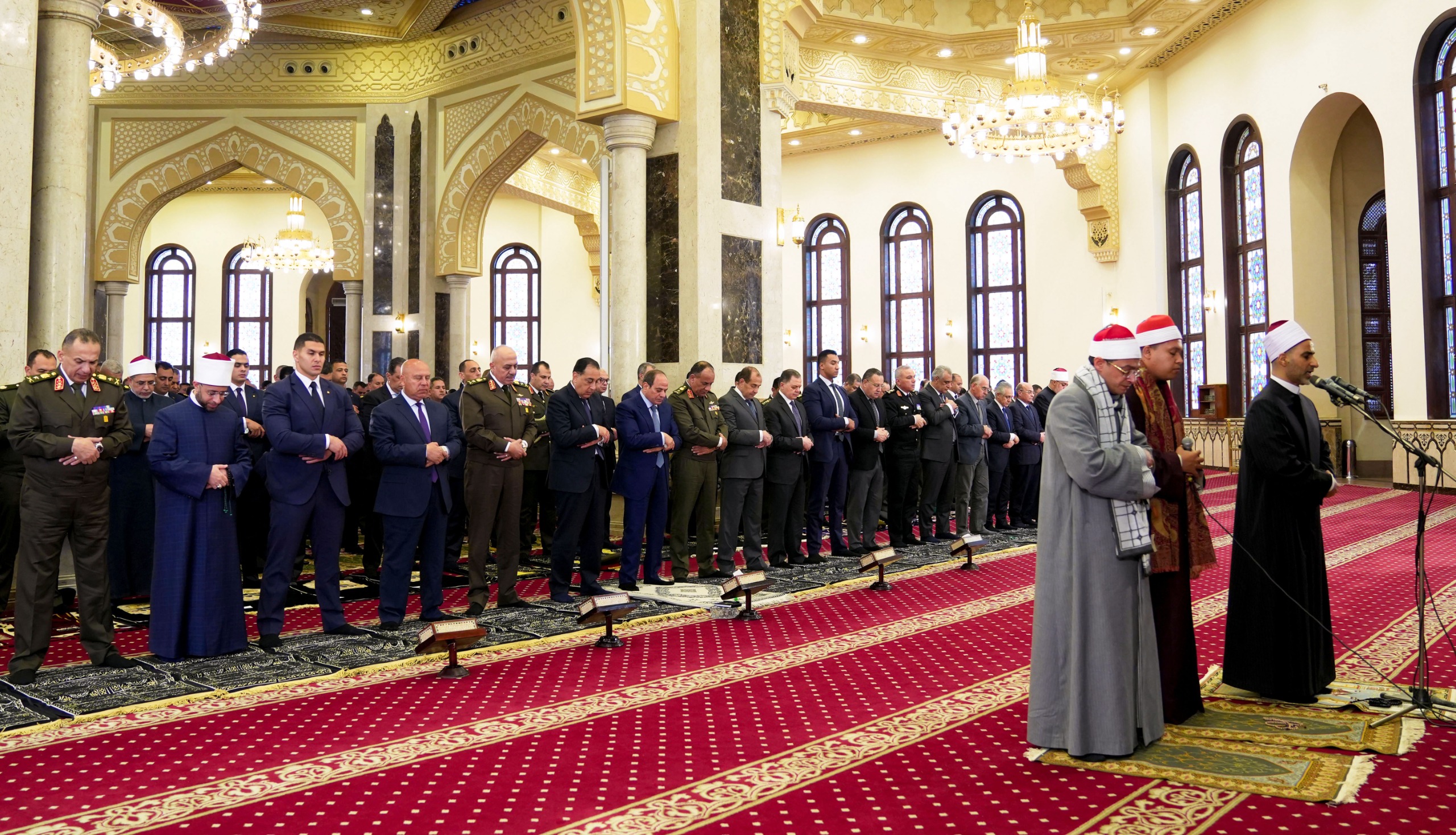 الرئيس السيسى يؤدى صلاة الجمعة بمسجد المشير (1)