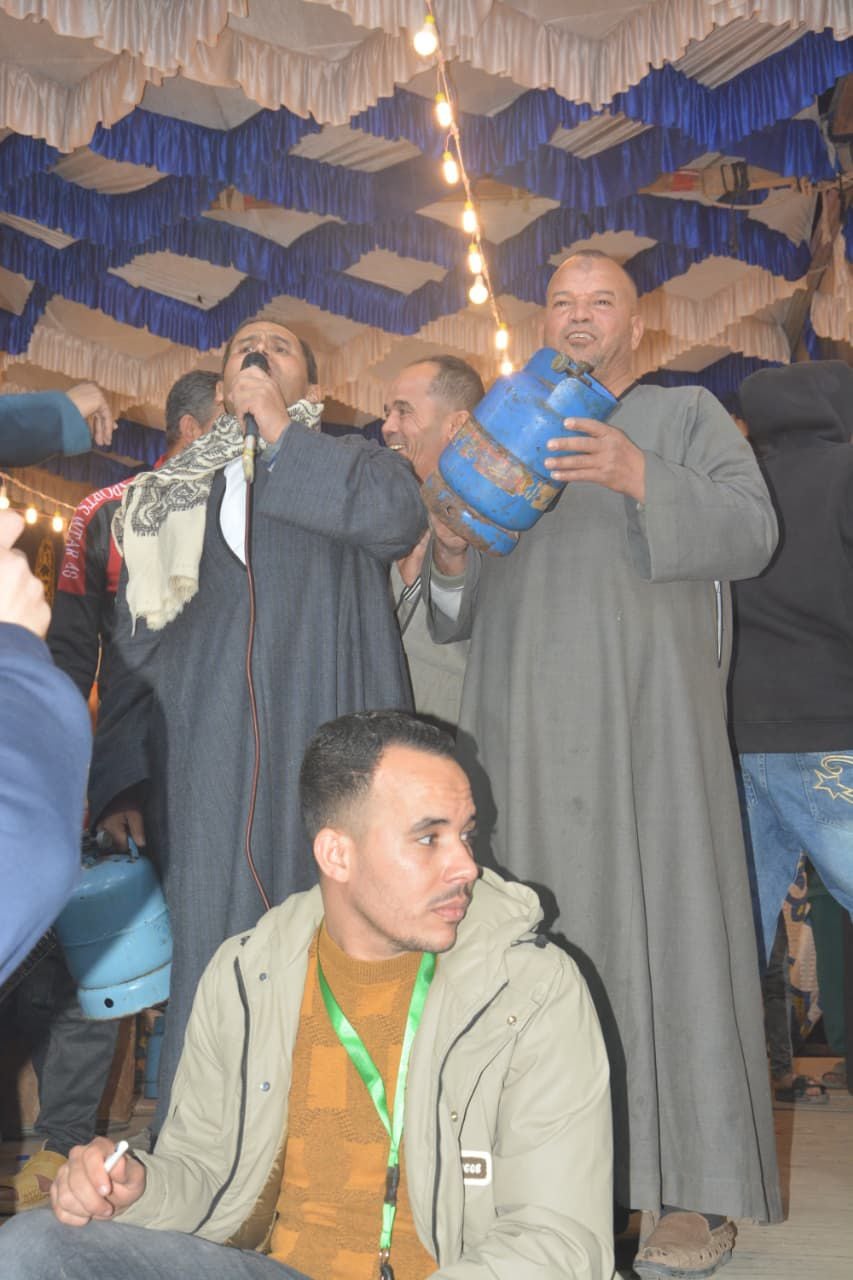 الأهالي يتبرعون بأنابيب البوتاجاز الأهالي يتبرعون بأنابيب البوتاجاز