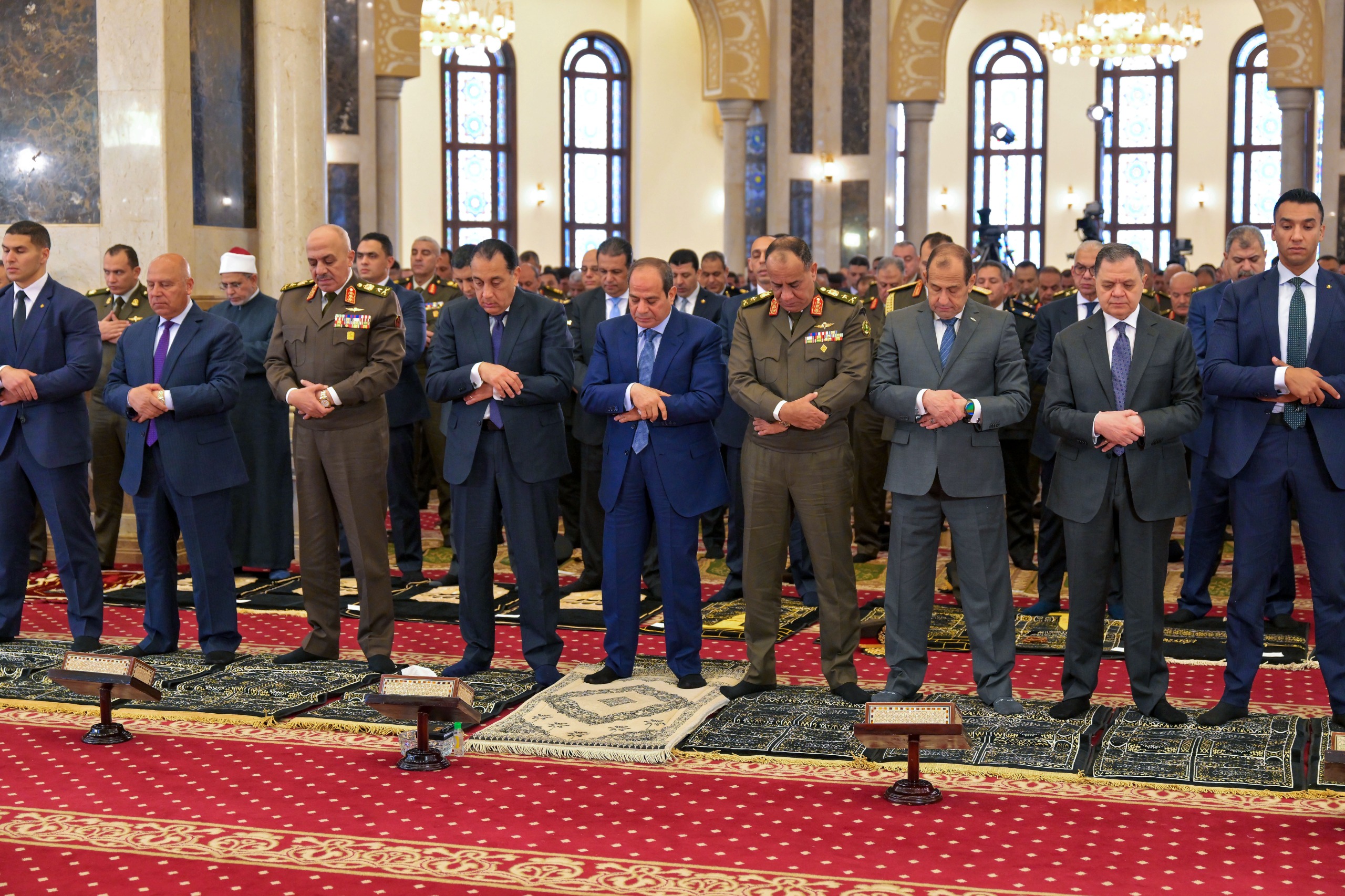 الرئيس السيسى يؤدى صلاة الجمعة بمسجد المشير (3)