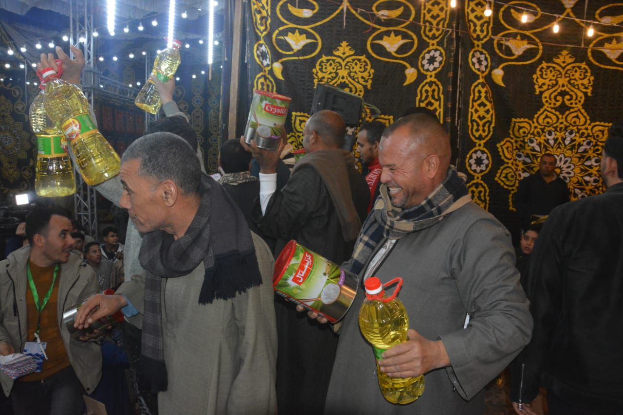 تبرع الأهالي بعبوات زيت الطعام تبرع الأهالي بعبوات زيت الطعام