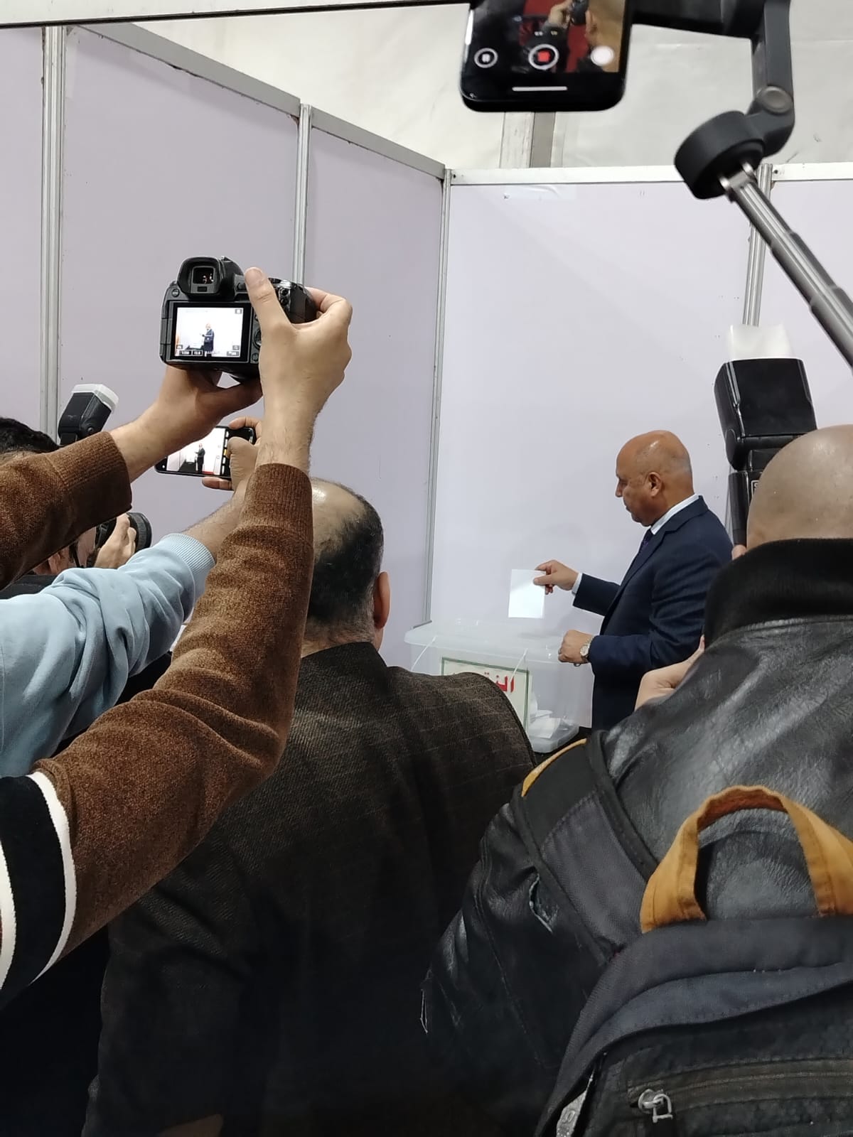 الفريق كامل الوزير يدلى بصوته