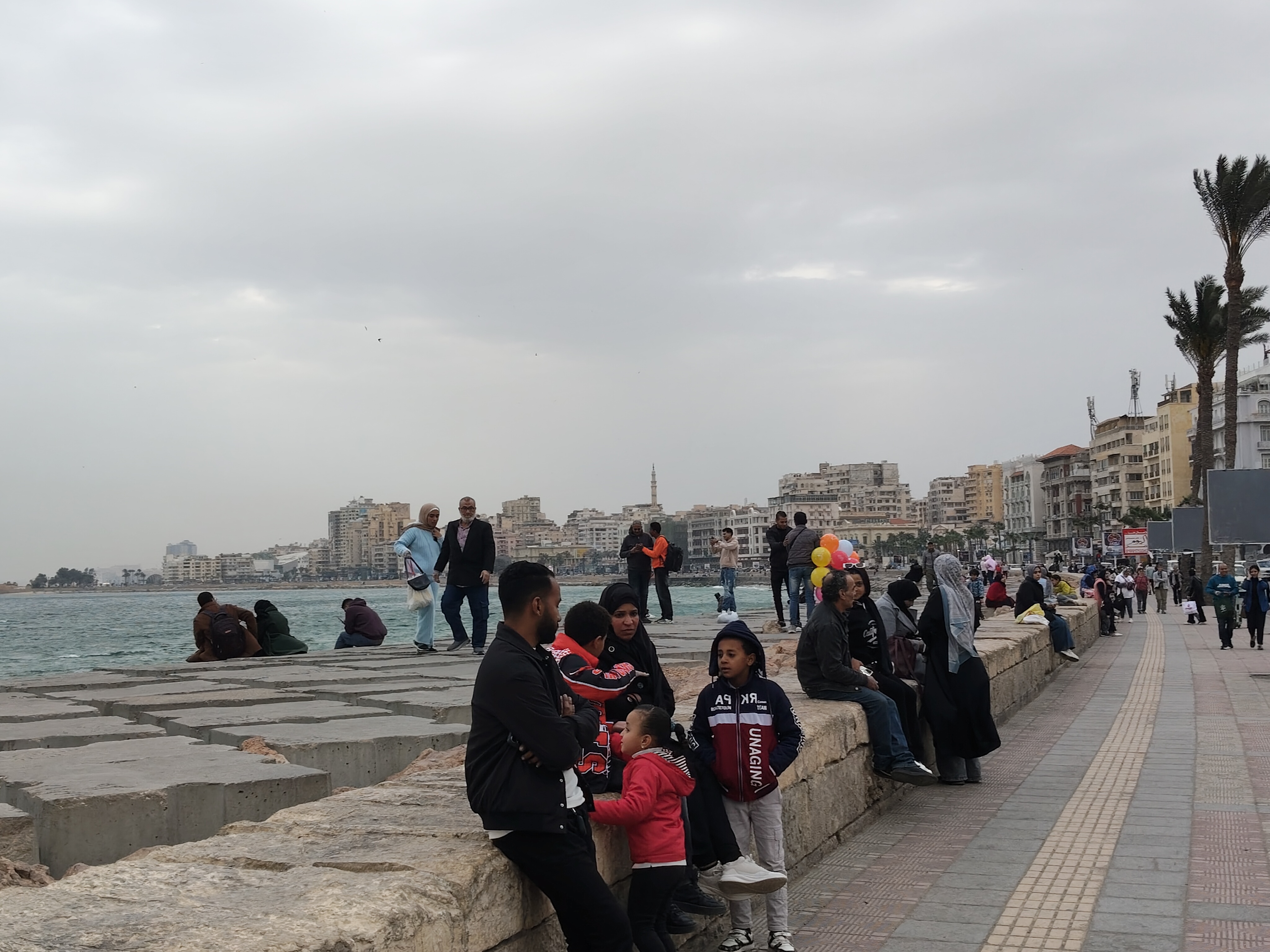 المواطنين على كورنيش الإسكندرية المواطنين على كورنيش الإسكندرية