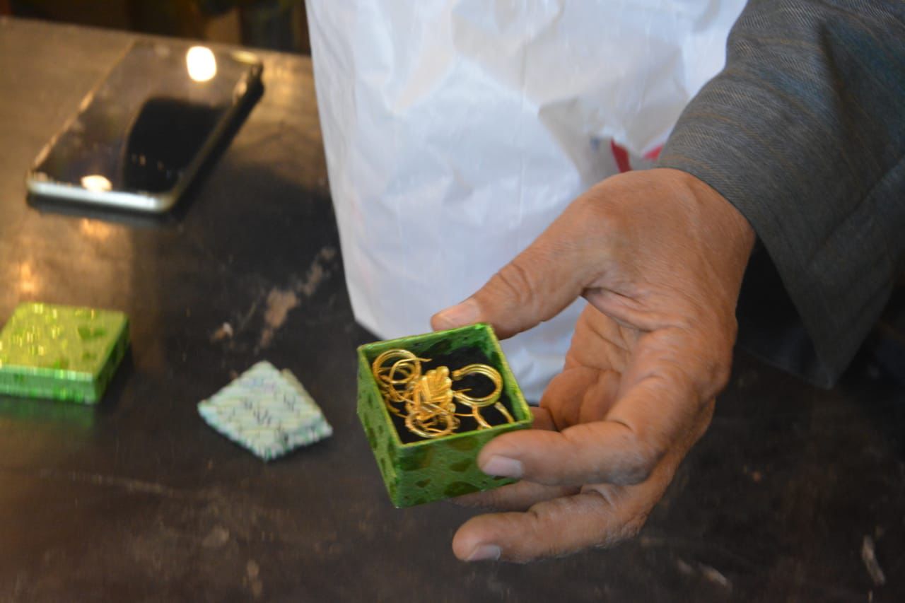 سيدات برويش يتبرعون بأقراطهم سيدات برويش يتبرعون بأقراطهم