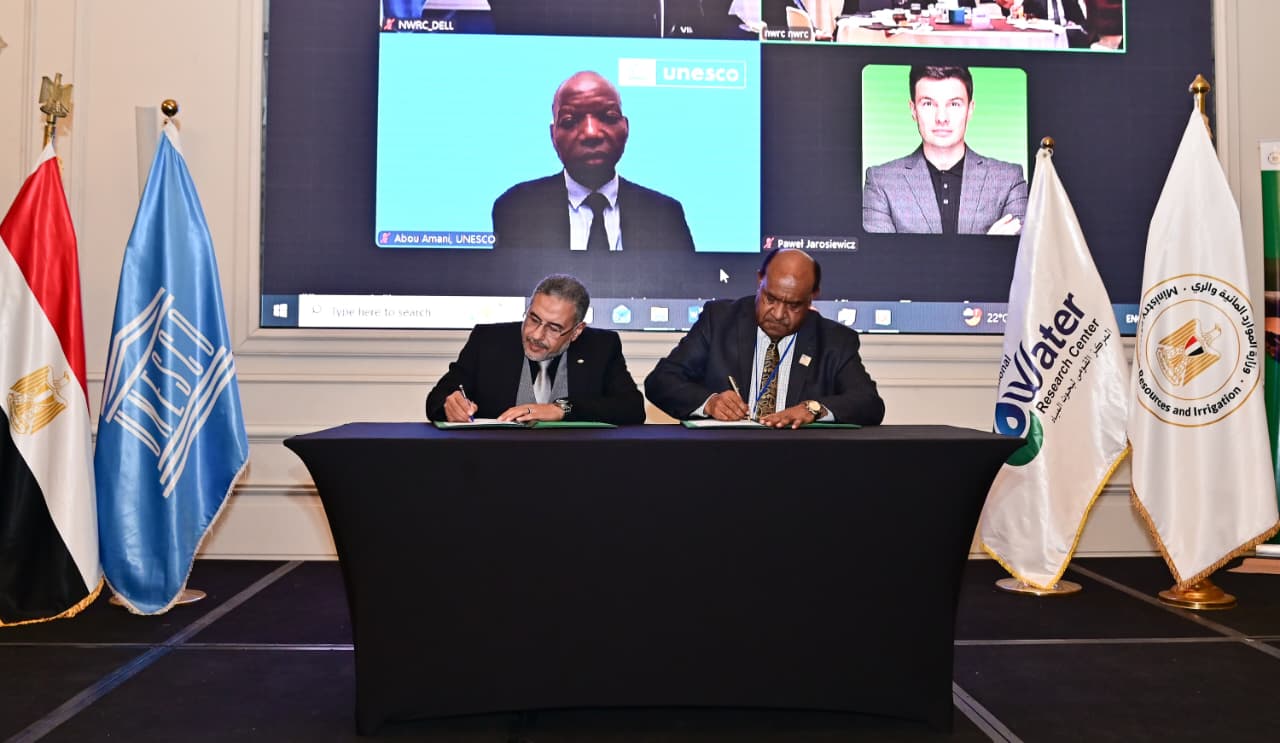 جانب من توقيع الاتفاقبة