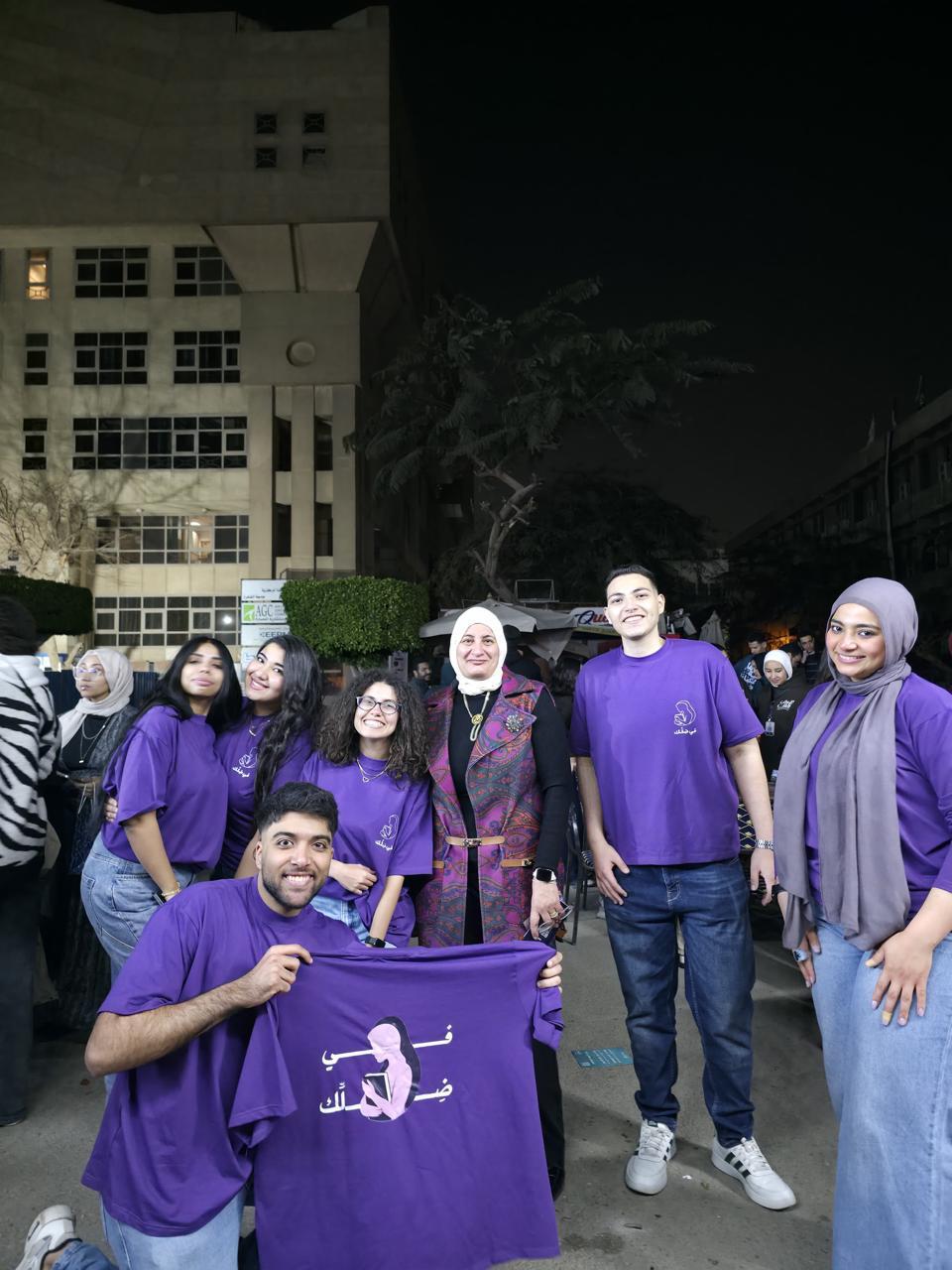 طلاب إعلام القاهرة والدكتورة وسام نصر عميد الكلية