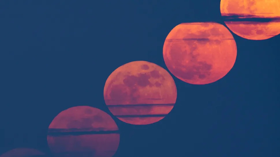 صورة القمر باللون الأحمر