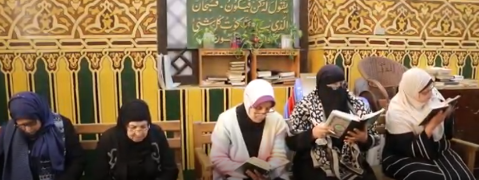 توافد السيدات لتلاوة كتاب الله على يد واعظات